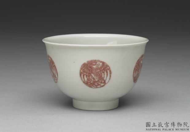 清 康熙 白瓷描紅團鳳紋杯